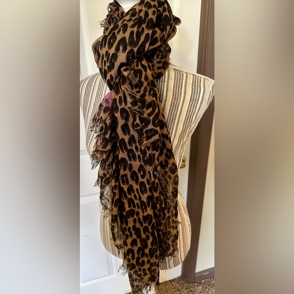 100% Authentic LOUIS VUITTON Leopard Print Cashmere Silk Scarf Wrap - Picture 14 of 15